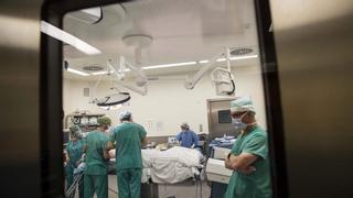 Las listas de espera se desbocan: casi 100.000 asturianos pendientes de una primera consulta y 23.500 de una cirugía
