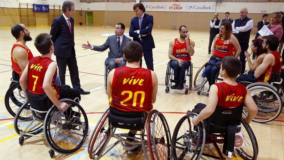 El presidente de CaixaBank  Jordi Gual, el presidente de la Federacion Espanola de Deportes de Personas con Discapacidad Fisica, Jose Alberto Alvarez, y el secretario de Estado para el Deporte y presidente del CSD, Jose Ramon Lete.