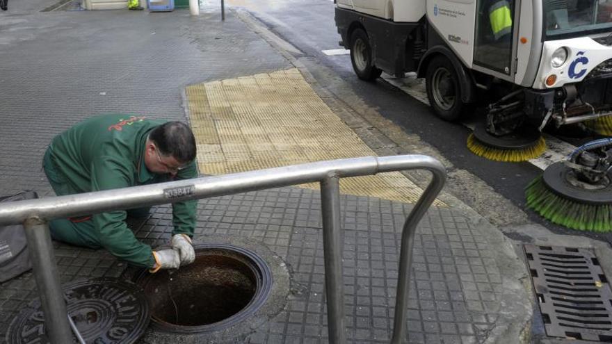 Operarios realizan trabajos de mantenimiento y limpieza, en O Ventorrillo.