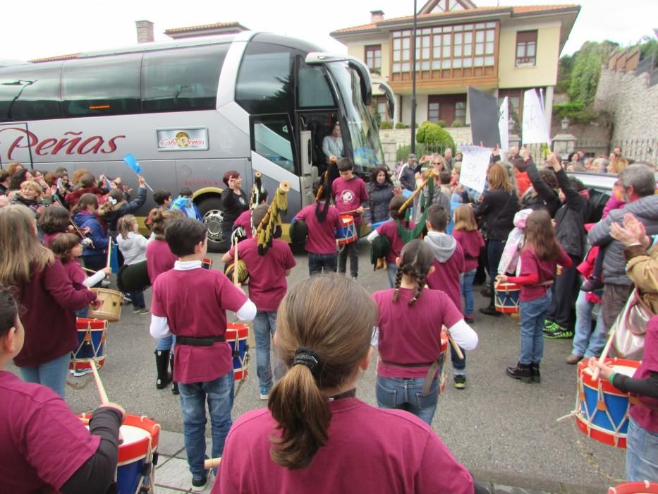 Recibimiento a la banda de gaitas Llacín tras su paso por el desfile de San Patricio de Nueva York