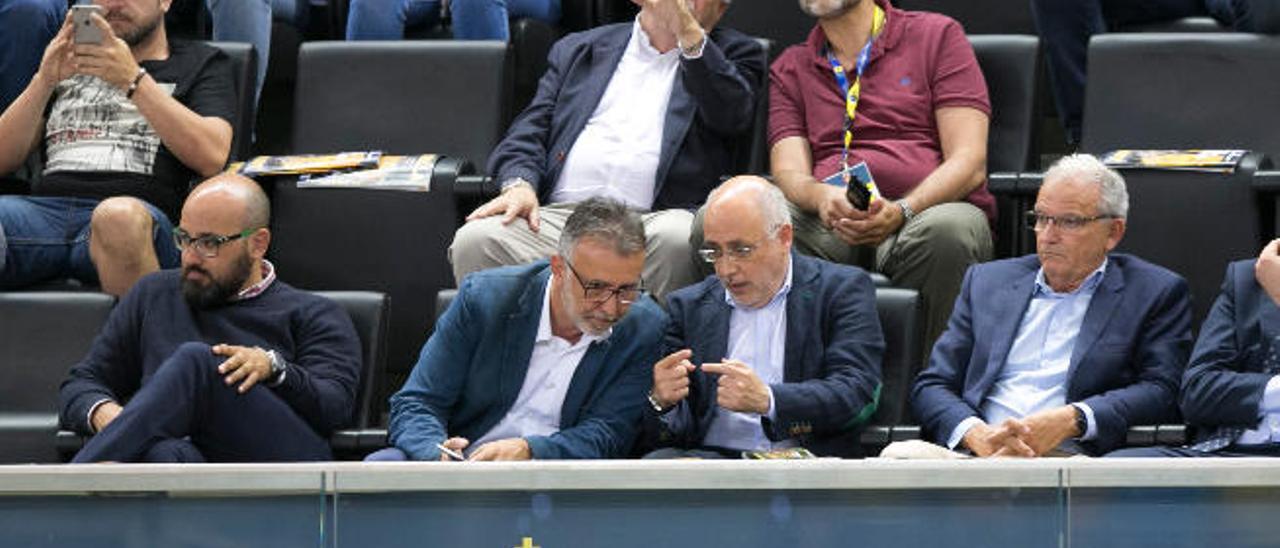 Ángel Víctor Torres, Antonio Morales y Miguelo Betancor, en el palco del Gran Canaria Arena durante el partido del domingo del Herbalife ante el Bilbao.