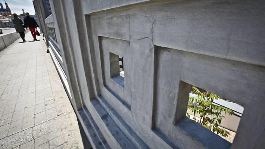 Las pequeñas fisuras en la barandilla del puente.