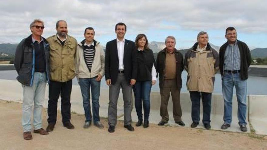 Las autoridades autonómicas, con los alcaldes de Alaró y Consell, durante la visita a la instalación