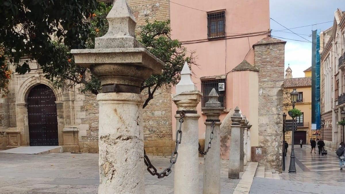 Este es el curioso motivo por el que la Catedral de Málaga está rodeada de cadenas: es por ley y no por decoración