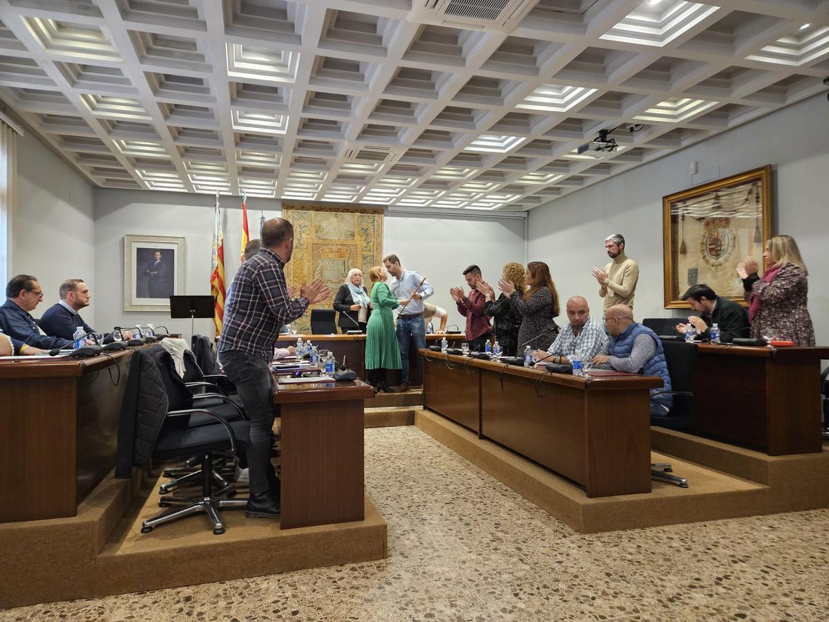 Rocío Cortés (PP) entrega la vara de mando a Mario Sánchez (PSPV) tras la moción de censura en Requena, el 5 de noviembre.