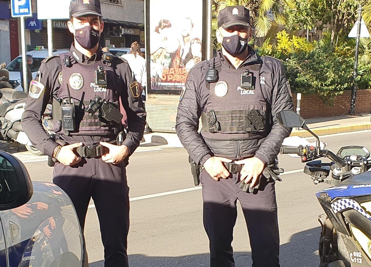 Agentes de la Policía Local de Burjassot con las cámaras personales.