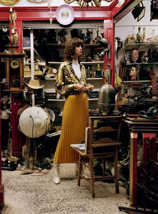 Editorial de otoño de Zara con falda mostaza de canalé