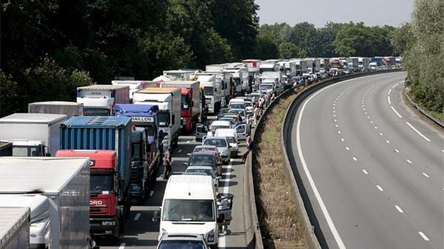 Marcha lenta de los camioneros franceses ocupando dos carriles de una autopista.