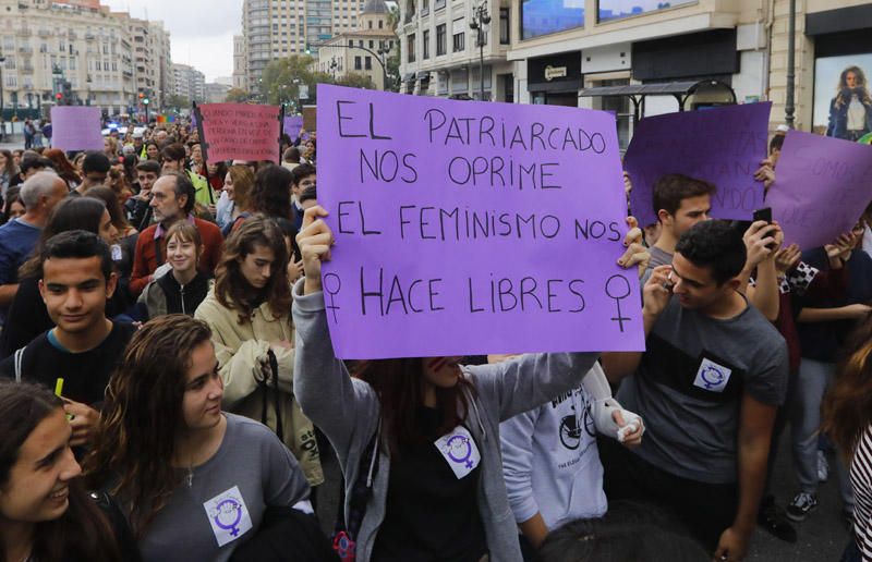 Estudiantes protestan en València contra el machismo en las aulas