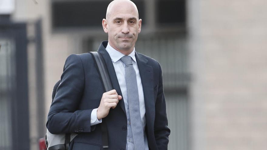El juez condena a 10.800 euros de multa a Rubiales por besar a Jenni Hermoso y le absuelve de las coacciones
