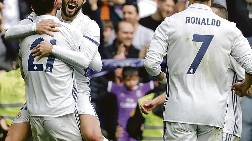 Isco celebra con Morata el primer gol del Madrid ante el Espanyol.