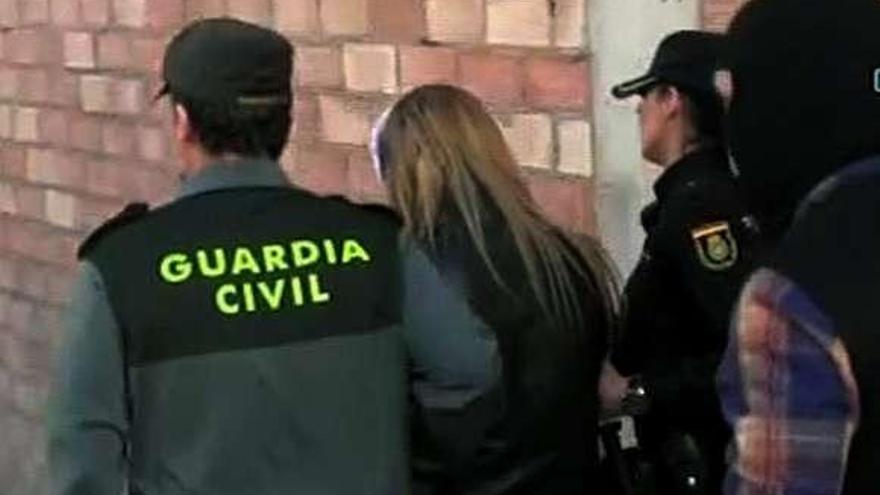 Agentes que participaron en la operación, en una imagen de Interior. / l. o.