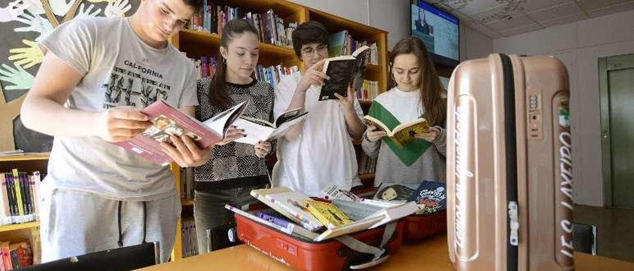 Dos maletas con libros en la biblioteca del Laxeiro. // Bernabé/Javier Lalín