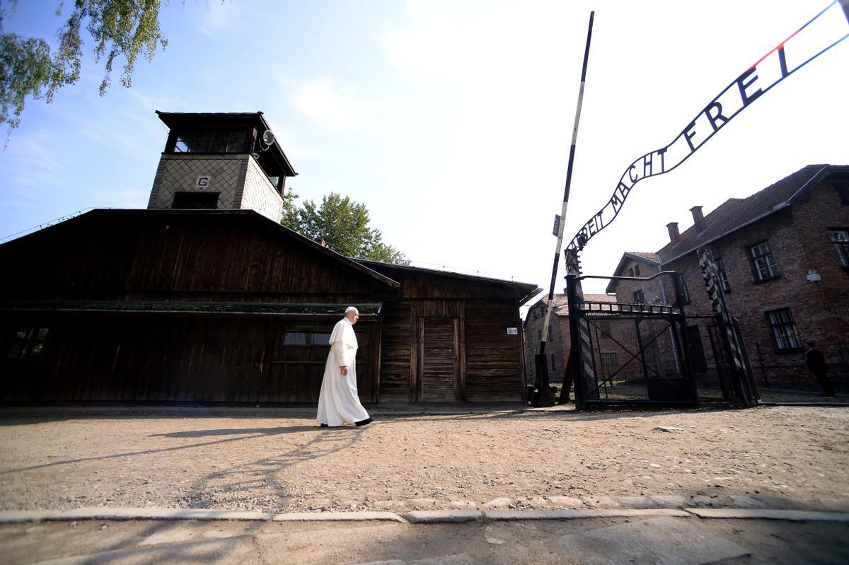 El Papa entra en el campo de concentración de Auschwitz.