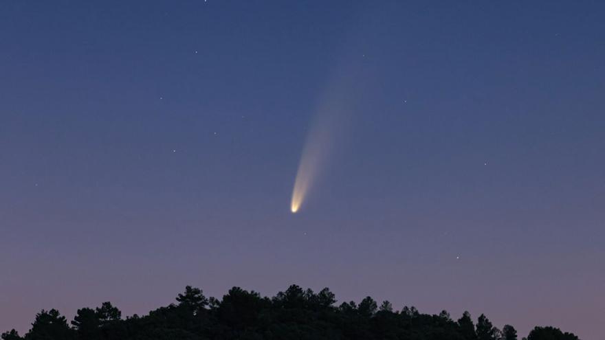 Rafa Ruiz. Salida del Cometa C-2020 F3 NEOWISE por detrás de una montaña