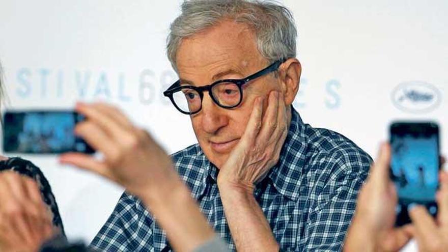 Varios periodistas sacan una foto a Woody Allen, que ayer cumplió 80 años.