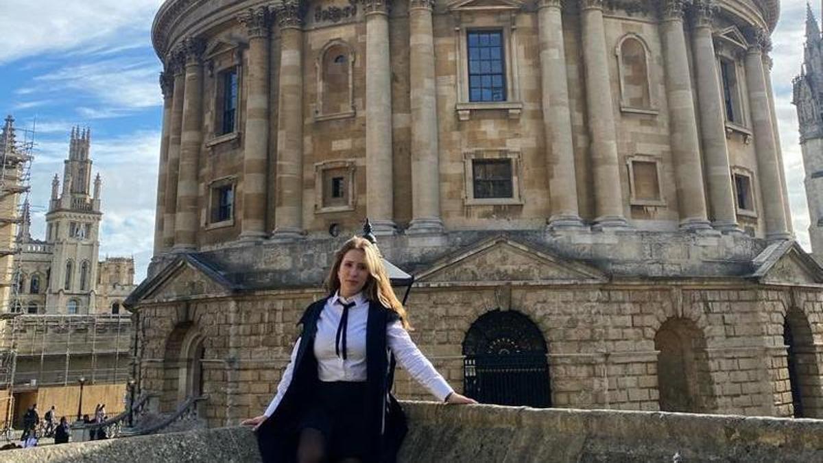 Marina durante su matriculación frente la Camara Radcliffe de la Universidad de Oxford