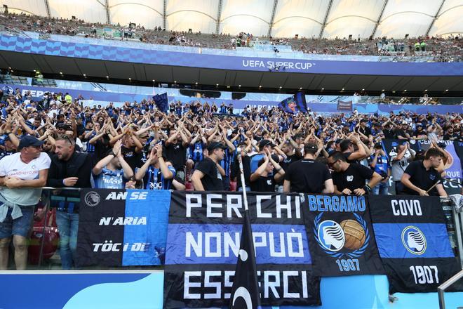 Los seguidores del Atalanta animan antes del partido de la Supercopa de Europa de fútbol, entre el Real Madrid y el Atalanta, en el Estadio Nacional de Polonia, en Varsovia.