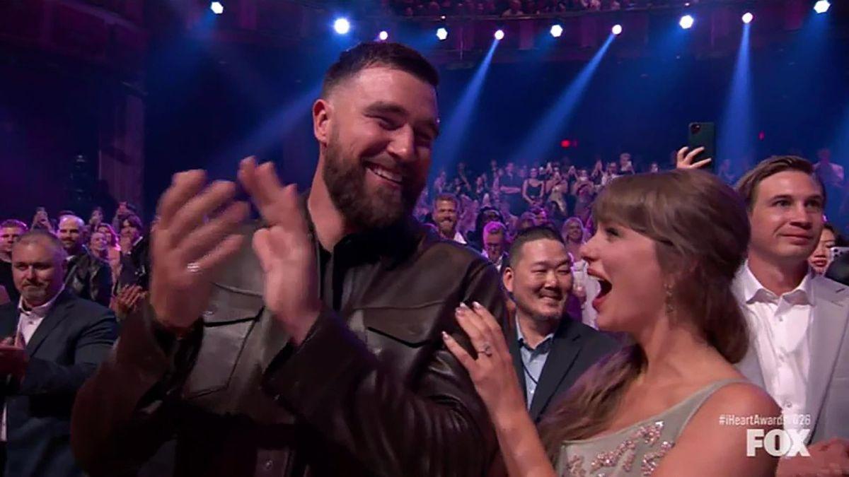 Taylor Swift y Travis Kelce en los I HeartRadio Music Awards de 2026