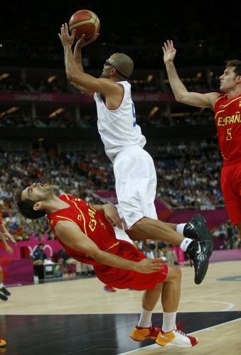 France's Parker shoots over Spain's Calderon during their men's quarterfinal basketball match at the North Greenwich Arena in London during the London 2012 Olympic Games