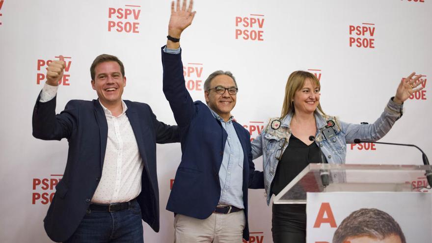 Roger Cerdà, Manuel Mata y Xelo Angulo anoche en el acto electoral del PSPV celebrado en la Casa de la Cultura de Xàtiva.