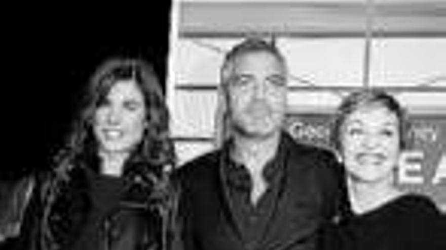 George Clooney: EL ACTOR ASISTE A UN ACTO CON SU MADRE Y SU NOVIA