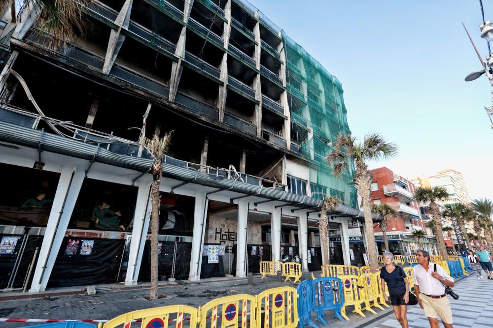 El esqueleto del viejo hotel Selomar, en primera línea de playa de Levante