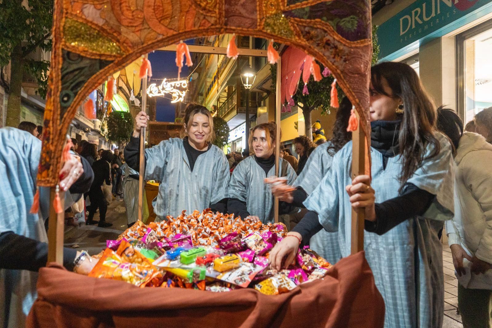 La Vila Joiosa recibe a los Reyes Magos por la puerta grande