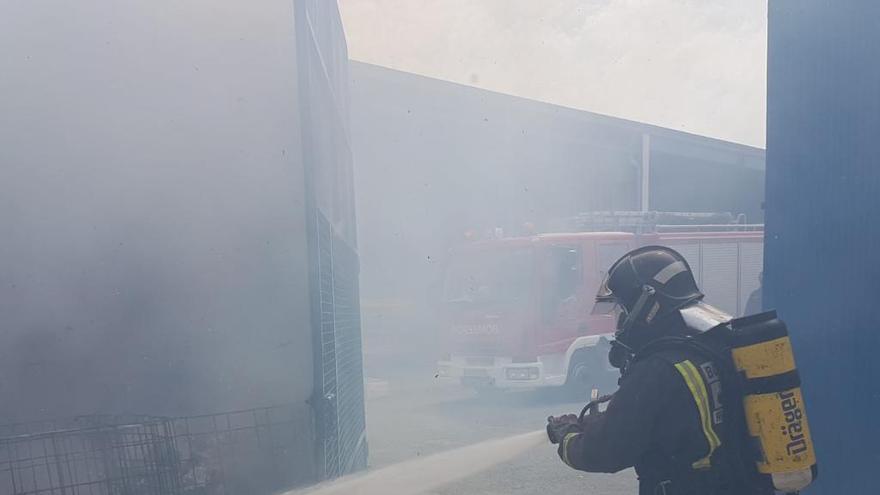 Un bombero trabajando en la extinción del fuego