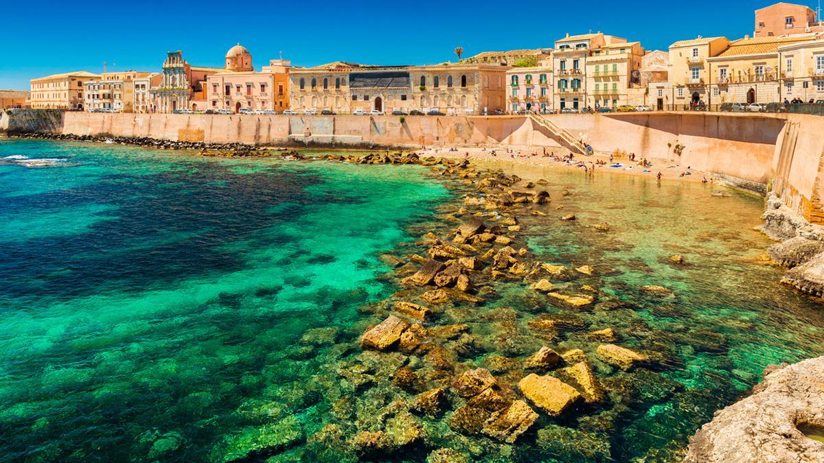 Siracusa mira al mar desde Ortigia, su isla histórica, entre fachadas barrocas y aguas transparentes.
