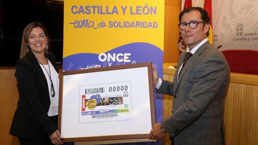 La consejera Milagros Marcos y el delegado territorial de la ONCE, Ismael Pérez, presentan el cupón de la ONCE.