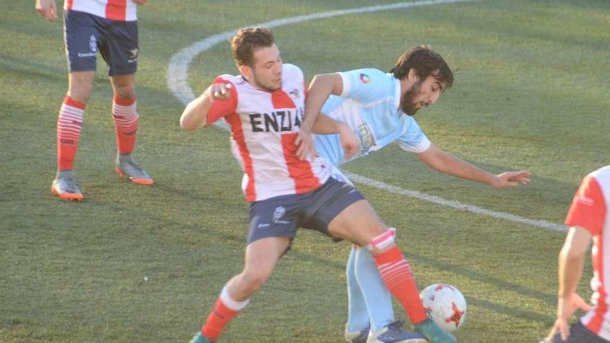 Un jugador del Alondras y otro del Villalonga luchan por el balón. // Gonzalo Núñez
