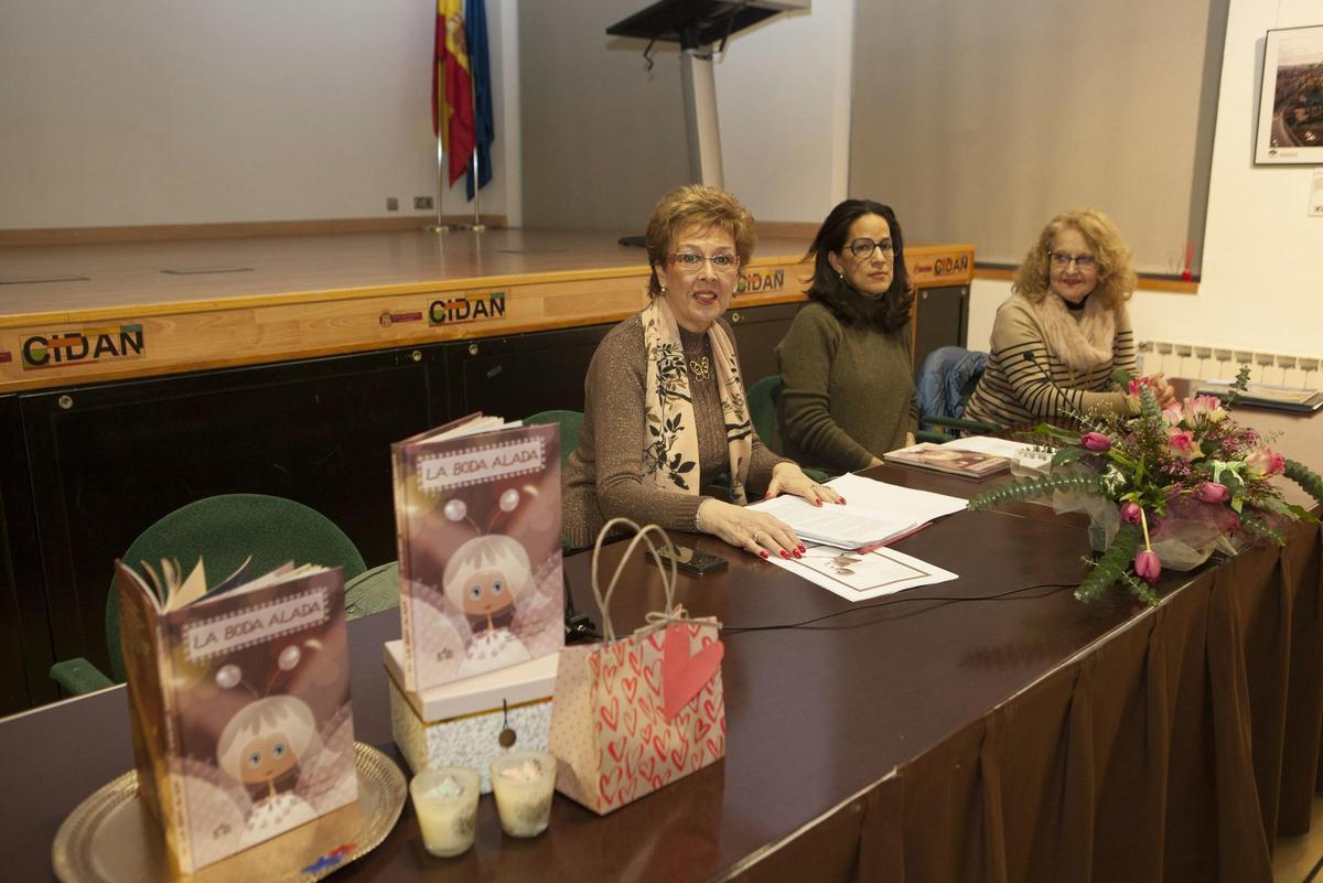 María Rosa Serdio, a la izquierda, con Virginia Read e Inés García, en la presentación de "La boda alada" en 2018.
