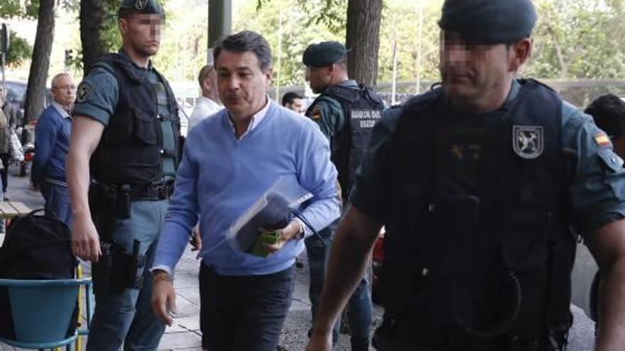 Ignacio González, en el moment d&#039;arribar al seu despatx per a un escorcoll.