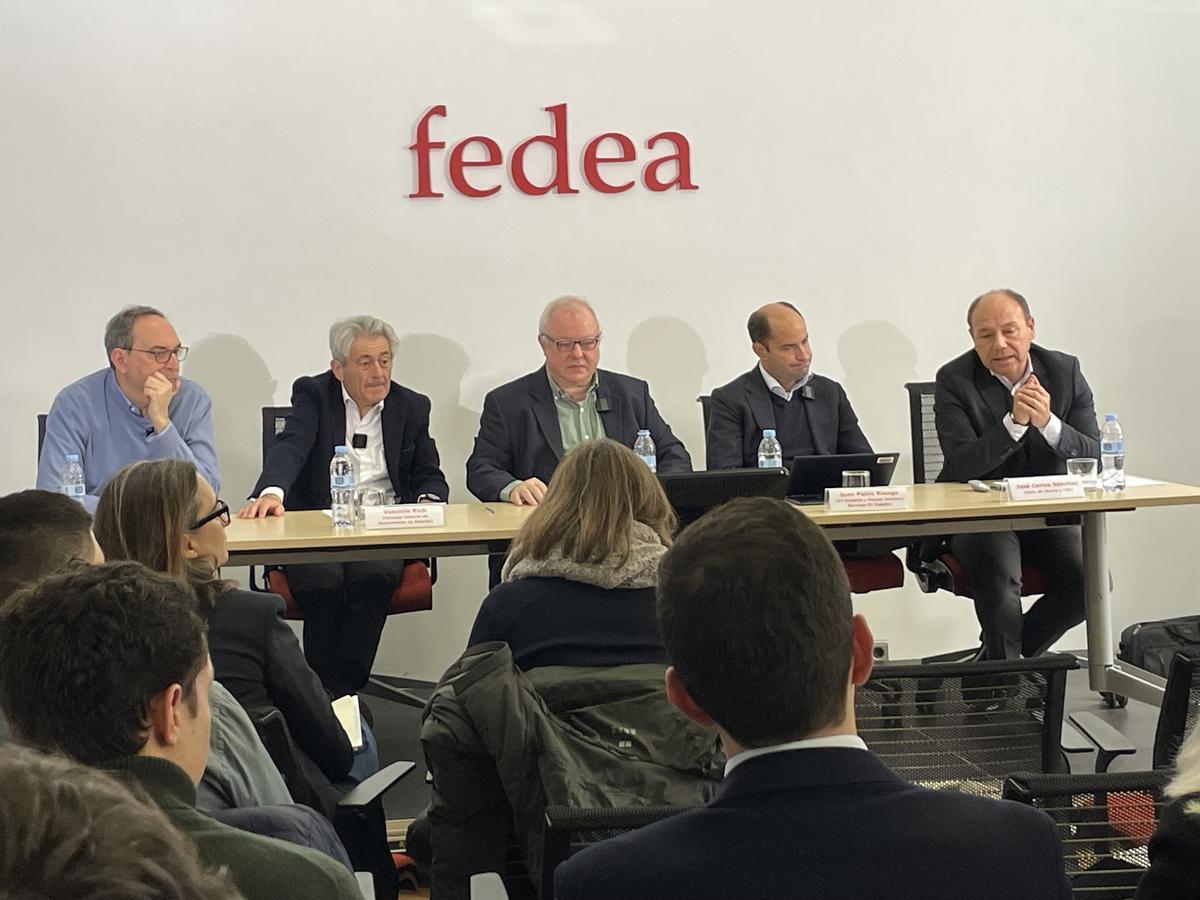 Los economistas Javier Ferri, Valentín Pich, Ángel de la Fuente, Juan Pablo Riesgo y José Carlos Sánchez de la Vega durante el debate sobre productividad.