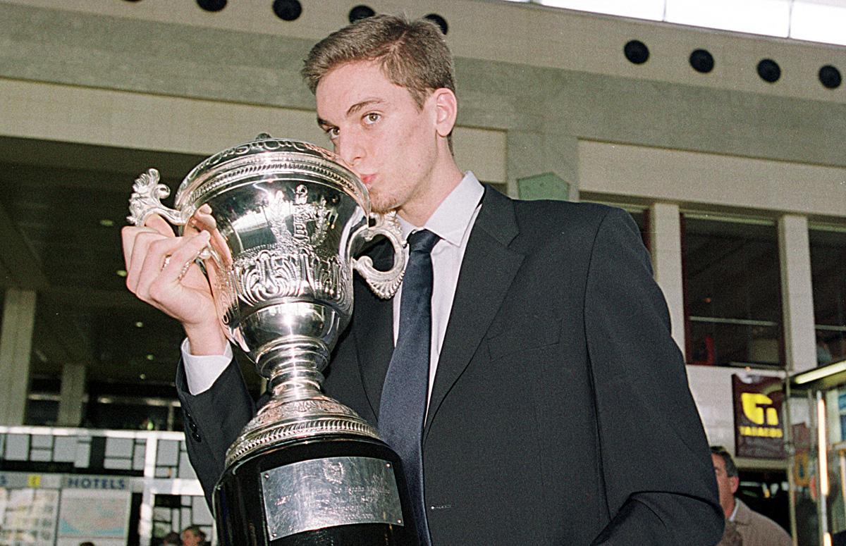 Gasol besa el trofeo de la Copa del Rey conseguido en Málaga.