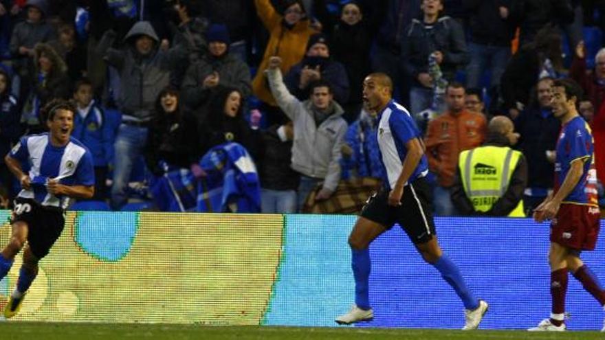 Valdez y  Trezeguet uno de los golesante el Levante