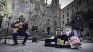 Barcelona 22/01/2024 Aumenta la presión policial a los músicos de calle de Barcelona con el incremento de denuncias e instrumentos decomisados. En la foto, Luis Carlos Paula, cantautor con licencia municipal, actuando en el Pla de la Catedral Fotografía de Ferran Nadeu