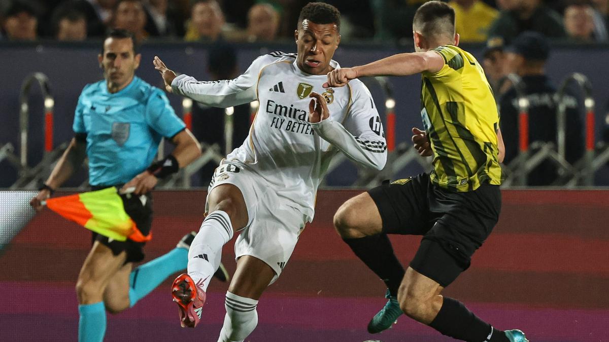Kylian Mbappe, junto a Luis Mata