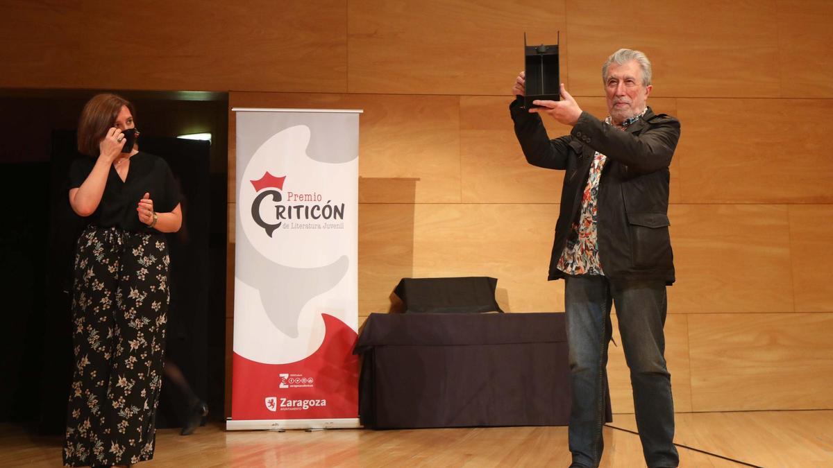 Jordi Sierra i Fabra, junto a Sara Fernández, recoge el premio Criticón en el Auditorio de Zaragoza.