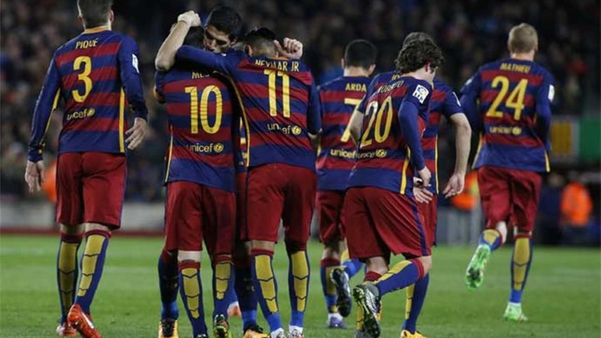 Los jugadores del FC Barcelona celebran su triunfo sobre el Sevilla en el partido de la Liga BBVA 2015/16