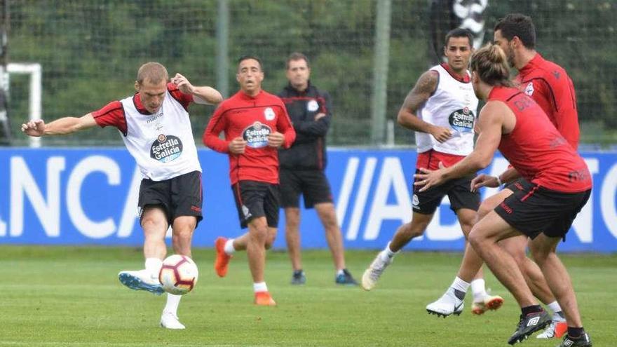 El coruñés Álex Bergantiños golpea el balón durante el entrenamiento de ayer en Abegondo.