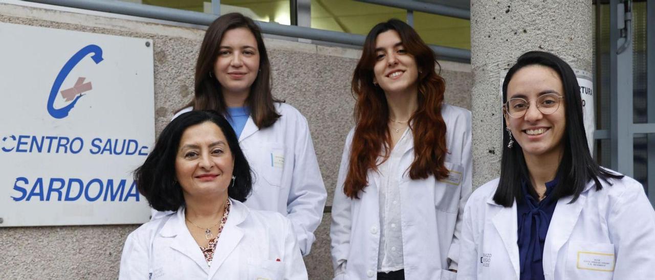 La médica Rosana Izquierdo junto con las residentes Lucía Ferrari, Cristina Ferrín y Carmen Gesto.