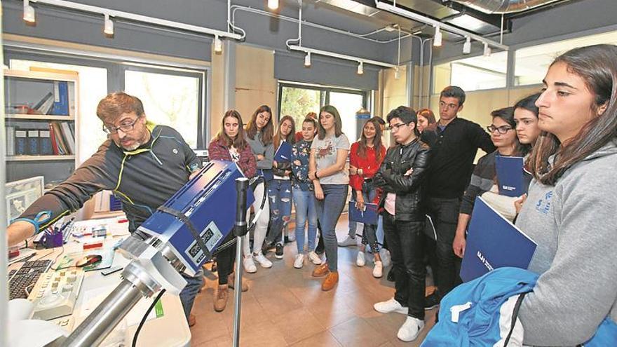 La UJI acerca la ciencia a alumnos del IES Miralcamp