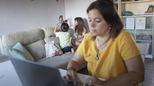 Carol Andreu, con sus hijos Ona y Biel.