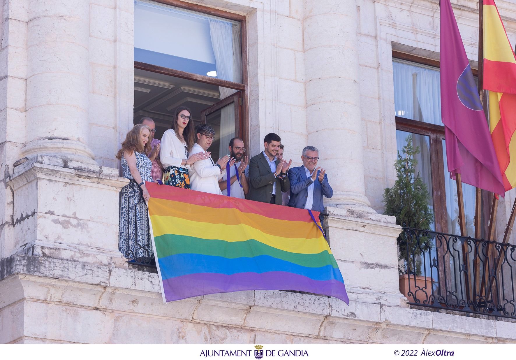 Representantes políticos de Gandia durante la lectura del manifiesto.