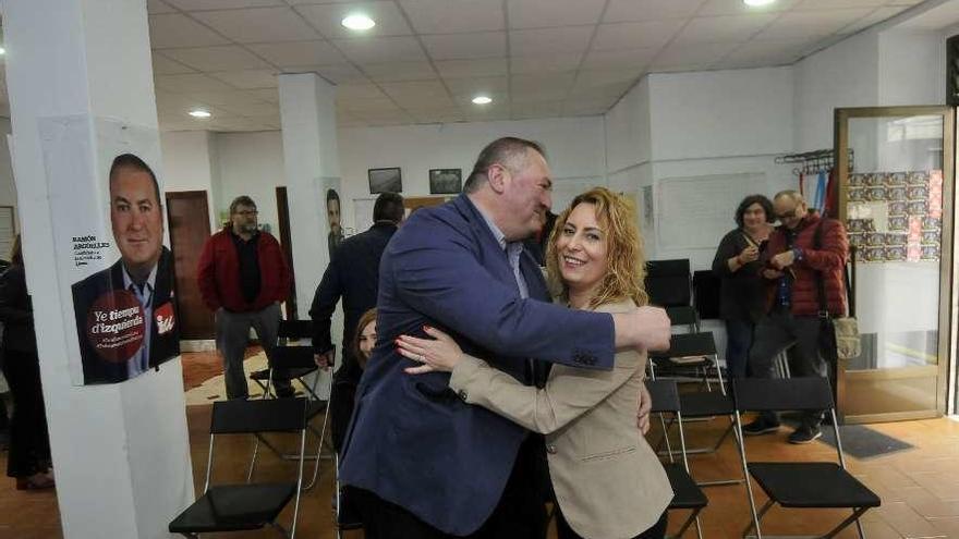 Ramón Argüelles abraza a Gema Álvarez tras su presentación como candidata de IU de Lena.