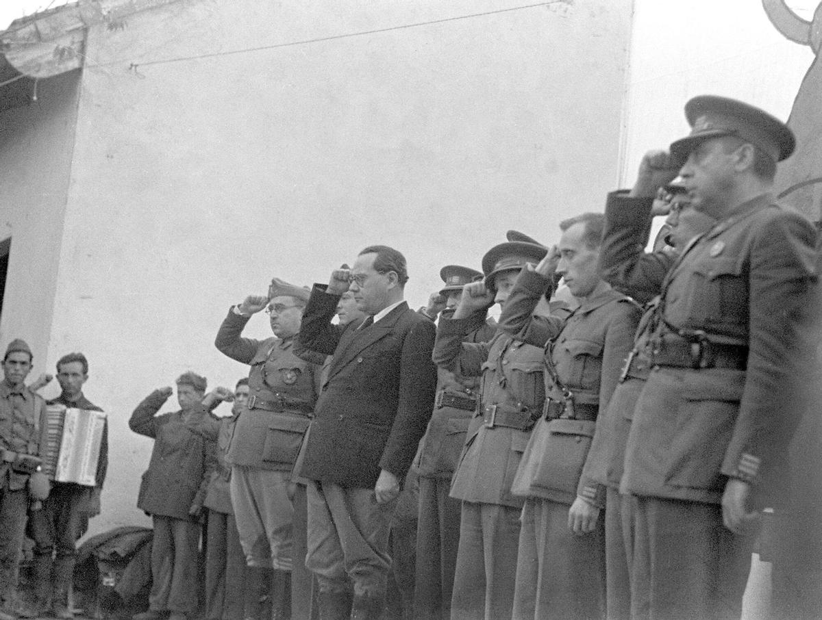 El presidente de la República, Juan Negrín, y el general Vicente Rojo (a su derecha), con otros altos jefes del Ejército republicano, en la despedida a las Brigadas Internacionales, en octubre de 1938, en Poblet (Tarragona).