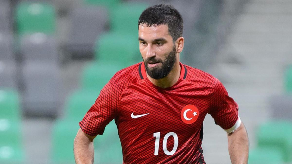 El seleccionador nacional turco saca tarjeta roja a Arda Turan
