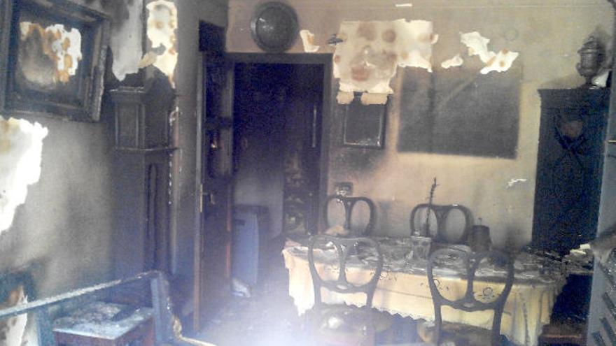 Así quedó el salón de la casa tras el incendio.